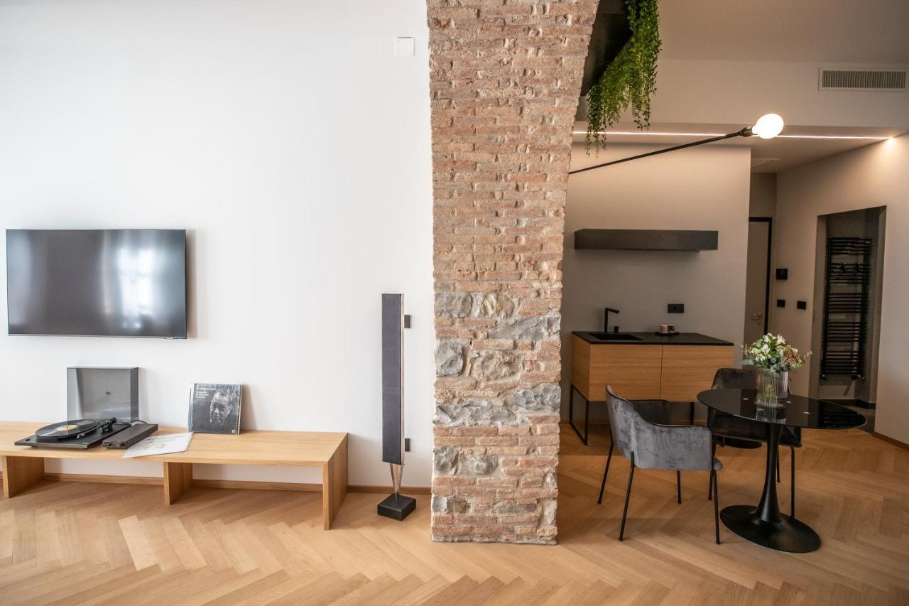 S1 Luxury Suites And Rooms Триест Екстериор снимка