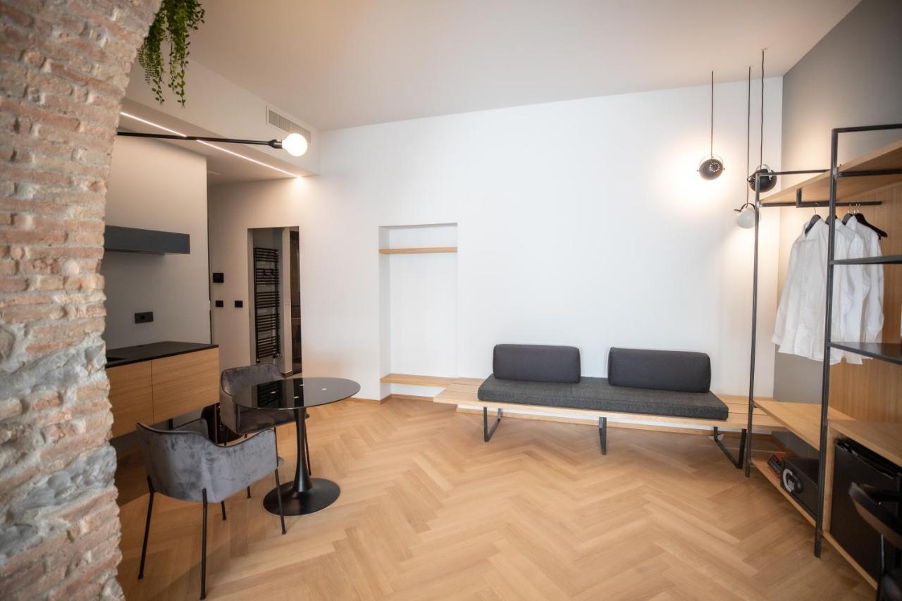 S1 Luxury Suites And Rooms Триест Екстериор снимка