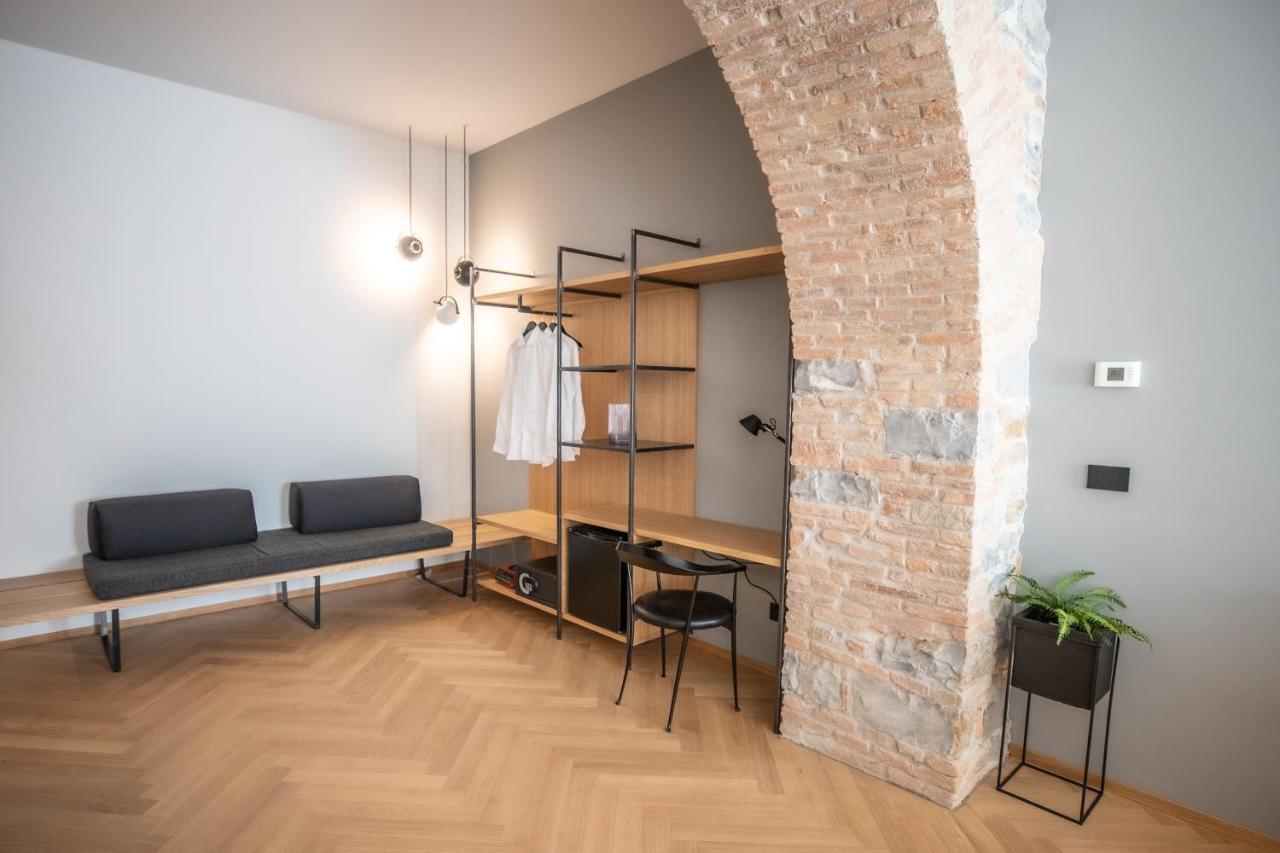 S1 Luxury Suites And Rooms Триест Екстериор снимка